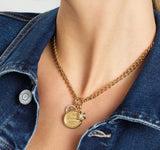 Girocollo Guess in acciaio  con charms pendenti.